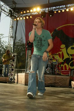 Jesse Mccartney Milton Bradley'nın Twister hamle oyun teşvik etmektedir.