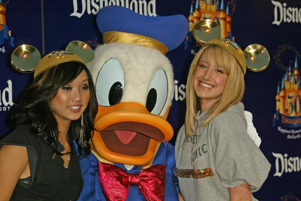 Brenda Strong, Donald Duck et Ashley Tisdale — Photo