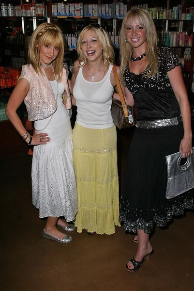 Ashley Tisdale, Courtney Peldon, Jennifer Tisdale — Fotografia de Stock