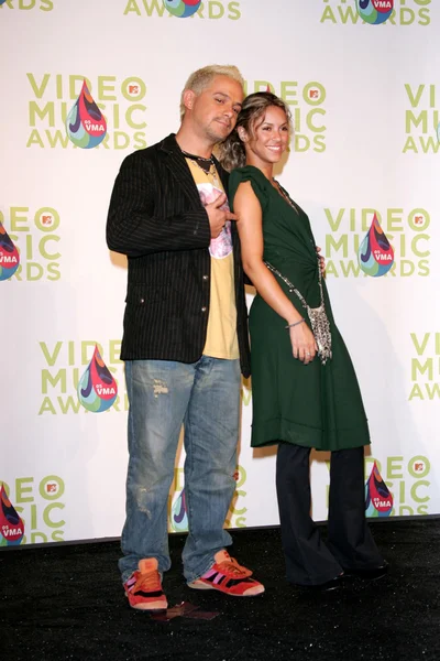 Alejandro Sanz e Nelly Furtado nella sala stampa degli MTV Video Music Awards 2005. American Airlines Arena, Miami, FL. 08-28-05 . — Foto Stock