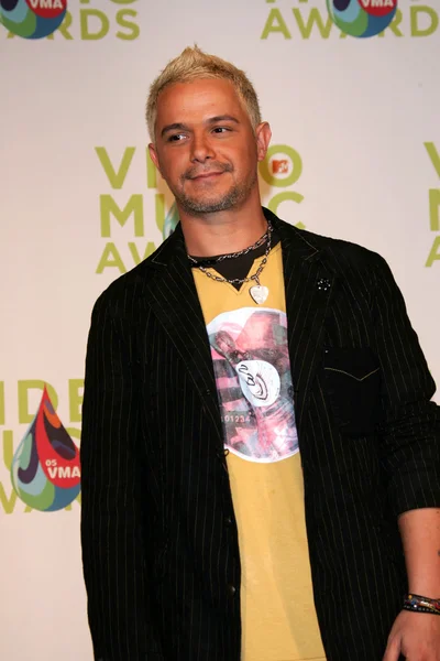Алехандро Санс в пресс-центре на церемонии награждения MTV Video Music Awards 2005. American Airlines Arena, Майами, Флорида. 08-28-05 . — стоковое фото