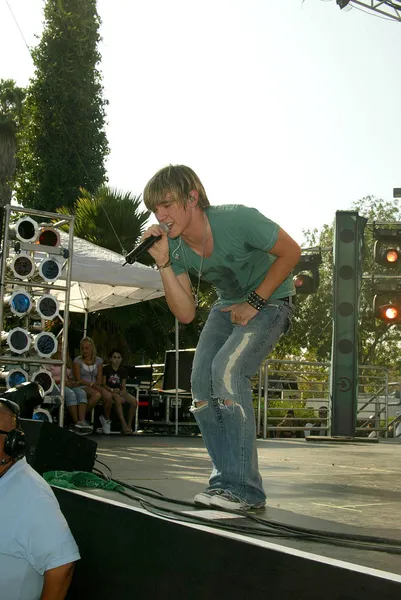 Jesse Mccartney προωθεί του Bradley Milton Twister κινήσεις παιχνίδι — Φωτογραφία Αρχείου