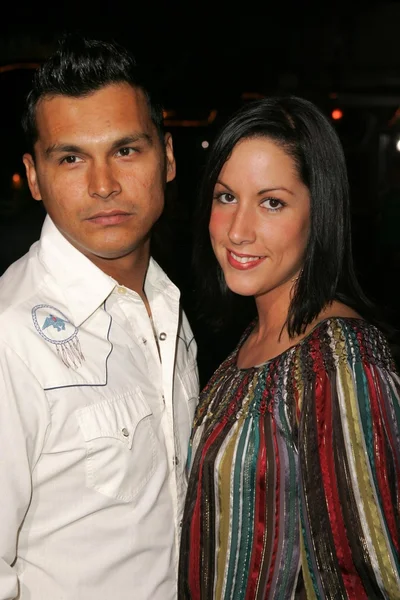 Adam Beach and wife Tara at the Premiere of Into The Blue. Mann Village, Westwood, CA. 09-21-05 — Stock Photo, Image