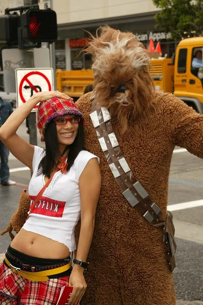 Bai Ling and Eetflix Deliver DVD Relief to Star Wars Fans — Stock Photo, Image