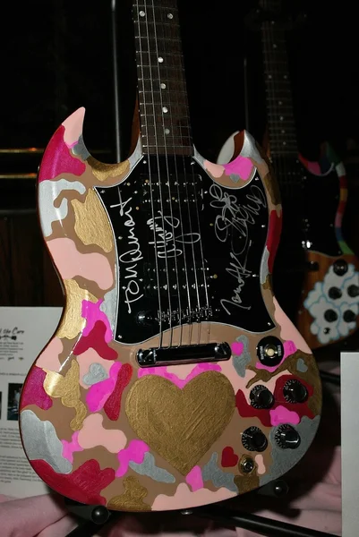 Rock The Cure Celebrity Decorated Guitars — Stock Photo, Image