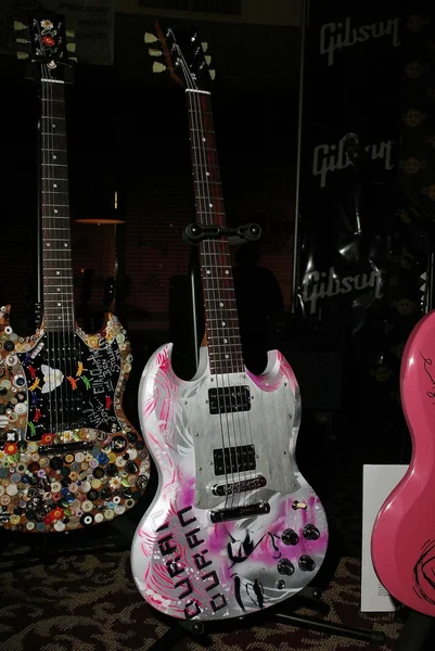 Rock The Cure Celebrity украсили гитары — стоковое фото