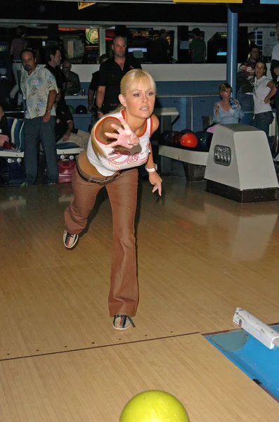 Katie lohmann, bowling için soyulmuş kabuk, pickwick bowling merkezi, burbank, ca 06-05-05