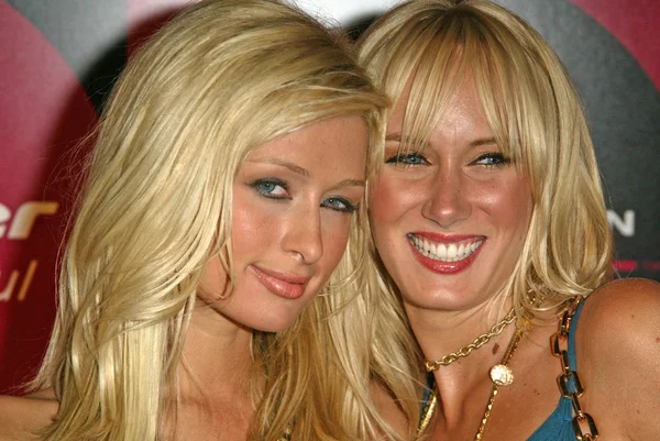 Paris Hilton e Kimberly Stewart — Fotografia de Stock