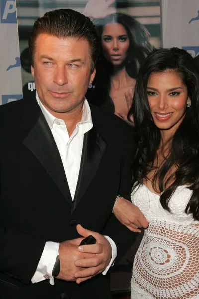 Alec Baldwin and Roselyn Sanchez at PETAs 25th Anniversary Gala and Humanitarian Awards Show. Paramount Pictures, Hollywood, CA. 09-10-05 — Stock Photo, Image