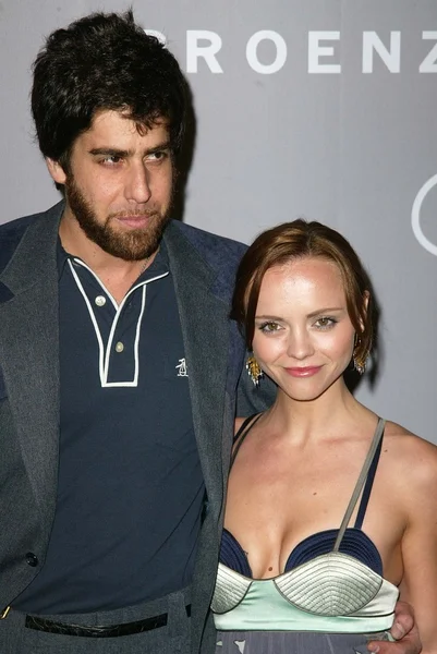 Adam goldberg en christina ricci op de herfst 2005 proza schouler fashion show in aanmerking komen voor de verkrachting Stichting, ligging, santa monica, ca 04-28-05 — Stockfoto