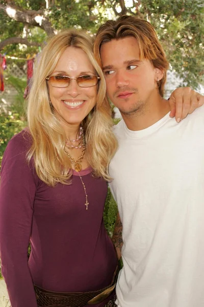 Alana Stewart and Sean Stewart at the W Hollywood Yard Sale Presented by Guess benefitting Clothes Off Our Back. Private Residence, Brentwood, CA. 09-17-05 — Stock Photo, Image