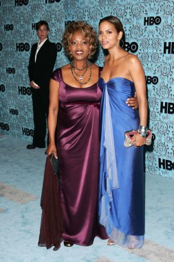 Alfre woodard ve halle berry hbo emmy partiden sonra. Pacific design center, los angeles, ca. 09-18-05