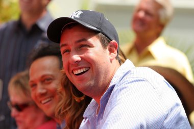 adam sandler sandlers, el ve ayak ceremoney Çin Tiyatrosu, hollywood, ca 05-17-05 Yazdır