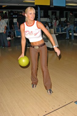 Katie lohmann, bowling için soyulmuş kabuk, pickwick bowling merkezi, burbank, ca 06-05-05