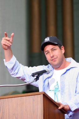 adam sandler sandlers, el ve ayak ceremoney Çin Tiyatrosu, hollywood, ca 05-17-05 Yazdır