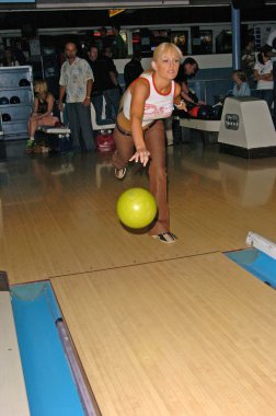 Katie lohmann, bowling için soyulmuş kabuk, pickwick bowling merkezi, burbank, ca 06-05-05