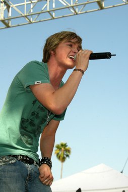 Jesse Mccartney Milton Bradley'nın Twister hamle oyun teşvik etmektedir.