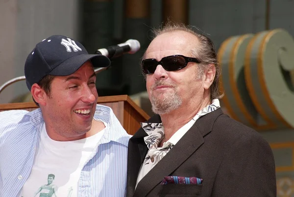 Adam Sandler e Jack Nicholson em Sandlers Hand and Foot Print Ceremoney no Chinese Theater, Hollywood, CA 05-17-05 — Fotografia de Stock