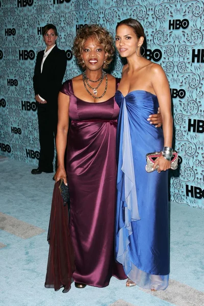 Alfre Woodard et Halle Berry à la HBO Emmy After Party. Pacific Design Center, Los Angeles, Californie. 09-18-05 — Photo