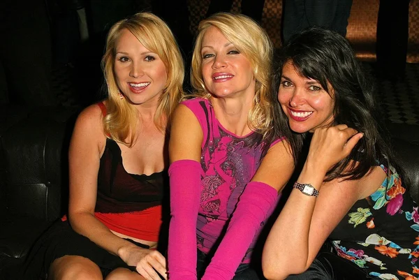 alana köri, barbara moore ve devin devasquez alana currys birthday bash, spider club, hollywood, ca 05-04-05