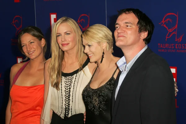 Daryl Hannah con Quentin Tarantino y el equipo de acrobacias de "Kill Bill " — Foto de Stock