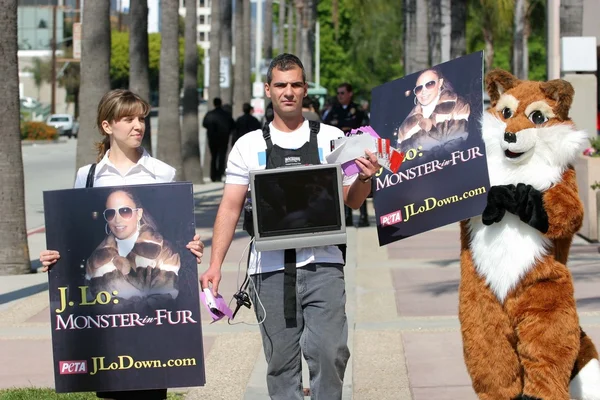 PETA protesty jennifer lopez — Zdjęcie stockowe