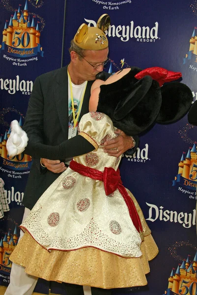 Disneyland'ın 50'nci yıldönümü "dünyadaki en mutlu mezuniyet" — Stok fotoğraf