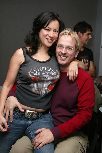 97,1 klsx 's leo quinones "film freak show" mit jennifer tilly — Stockfoto