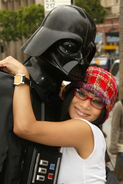 Bai ling och eetflix levererar dvd lättnad till star wars-fans — Stockfoto