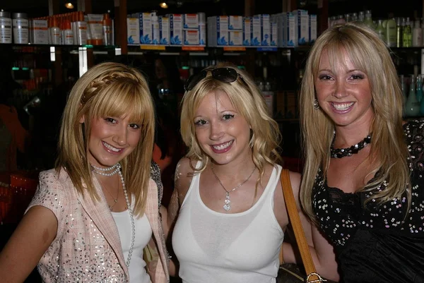 Jennifer Tisdale, Ashley Tisdale, Courtney peldon — Stockfoto