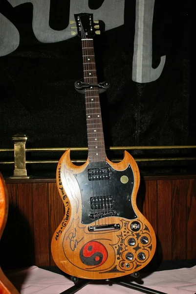 Rock The Cure Celebrity Decorated Guitars — Stock Photo, Image