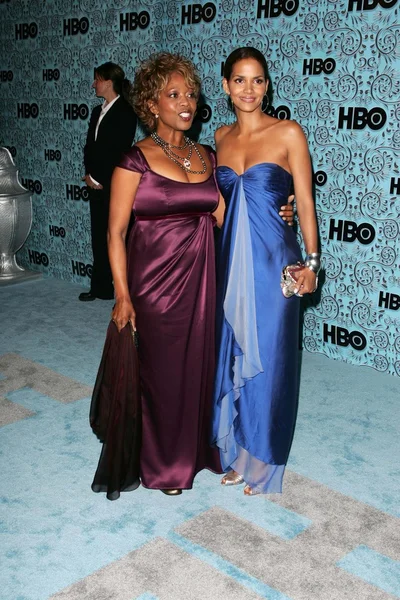 Alfre Woodard e Halle Berry all'HBO Emmy After Party. Pacific Design Center, Los Angeles, CA. 09-18-05 — Foto Stock