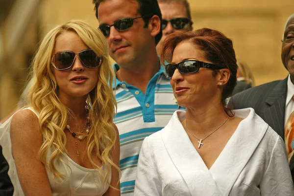 Gloria Estefan and Lindsay Lohan — Stock Photo, Image