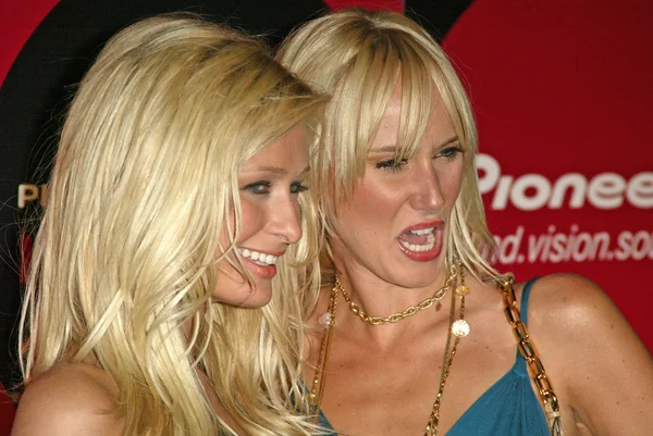 Paris hilton och kimberly stewart — Stockfoto