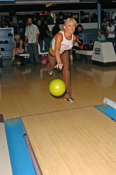 Katie Ломанн в боулінг для гавкає, Pickwick боулінг-центрі, Бербанк, Каліфорнія 06-05-05 — стокове фото