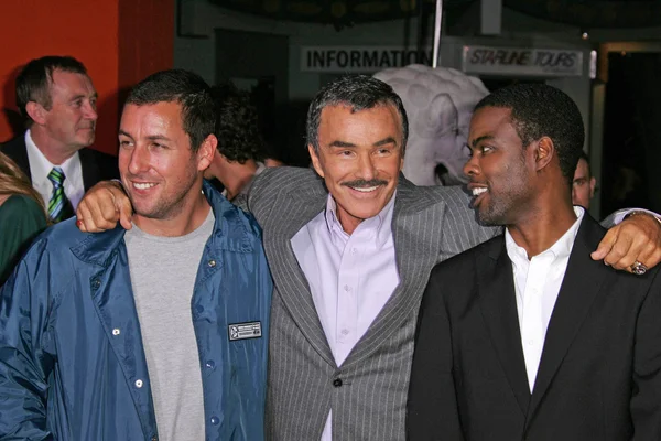 Adam sandler, burt reynolds och chris rock på den längsta gården världen premiären, graumans kinesiska theatre i hollywood, ca 05-19-05 — Stockfoto