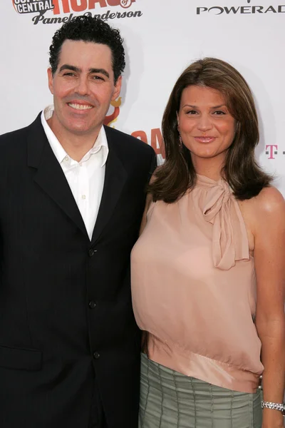 Адам Каролла и его жена Лайза во время Comedy Central Roast Памелы Андерсон, Sony Studios, Culver City, CA — стоковое фото