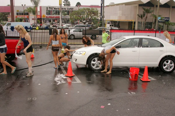 Celebrity Bikini Hurricane Relief Car Wash — Stock Photo, Image