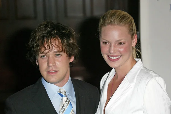 T.r. knight en katherine heigl — Stockfoto