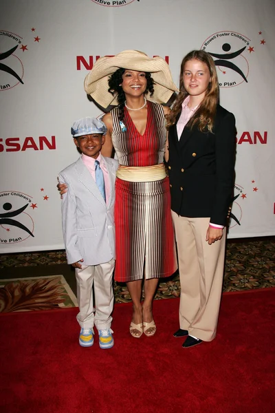 Victoria rowell und sohn jasper und tochter maya — Stockfoto