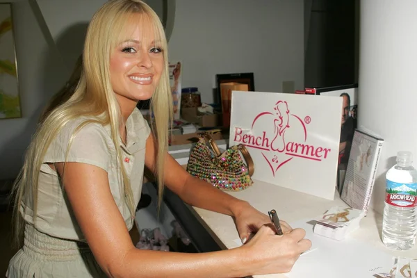 Katie Lohmann at the Bench Warmers Signature Series, signing session to promote the launch in late September. Bench Warmers Headquarters, West Hollywood, CA. 09-05-05 — Stock Photo, Image