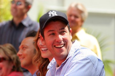 adam sandler sandlers, el ve ayak ceremoney Çin Tiyatrosu, hollywood, ca 05-17-05 Yazdır