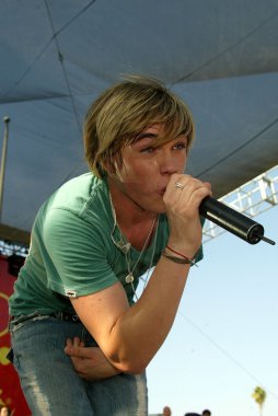 Jesse Mccartney Milton Bradley'nın Twister hamle oyun teşvik etmektedir.