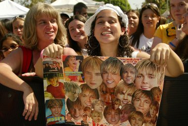 Jesse Mccartney Milton Bradley'nın Twister hamle oyun teşvik etmektedir.