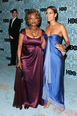Alfre woodard ve halle berry hbo emmy partiden sonra. Pacific design center, los angeles, ca. 09-18-05