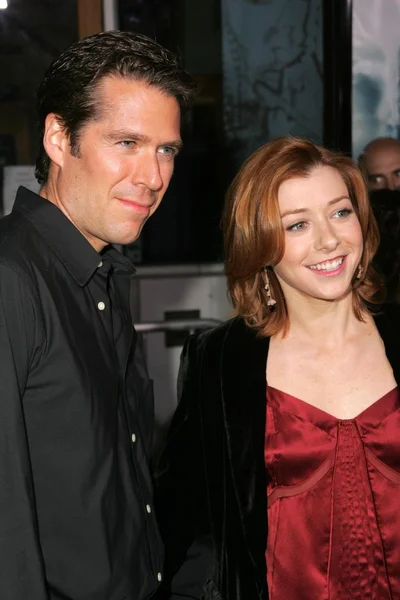 Alexis denisof i alyson hannigan na premierze spokoju. uniwersalne miasta kina, universal city, ca. 09-22-05 — Zdjęcie stockowe