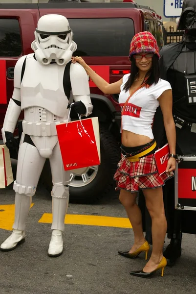 Bai Ling and Eetflix Deliver DVD Relief to Star Wars Fans — Stock Photo, Image