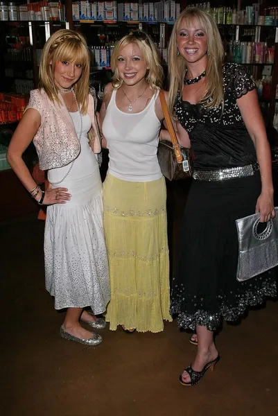 Ashley Tisdale, Courtney Peldon, Jennifer Tisdale — Stock fotografie