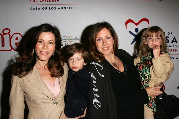 Tricia Leigh Fisher et son fils Holden avec Joely Fisher et sa fille Stella — Photo