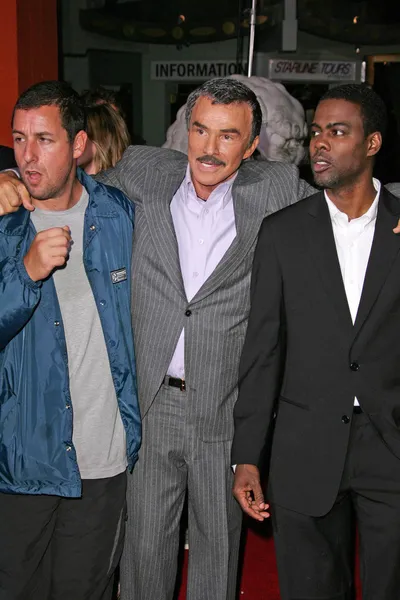 Adam Sandler, Burt Reynolds y Chris Rock en el estreno mundial de The Longest Yard, Graumans Chinese Theatre, Hollywood, CA 19-05 — Foto de Stock